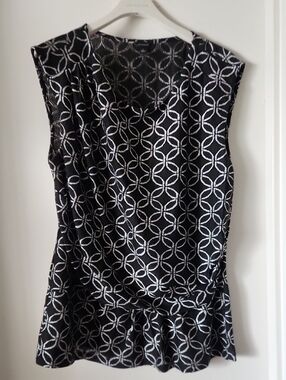Ann Taylor Sleeveless Black & White Geometric Peplum Top